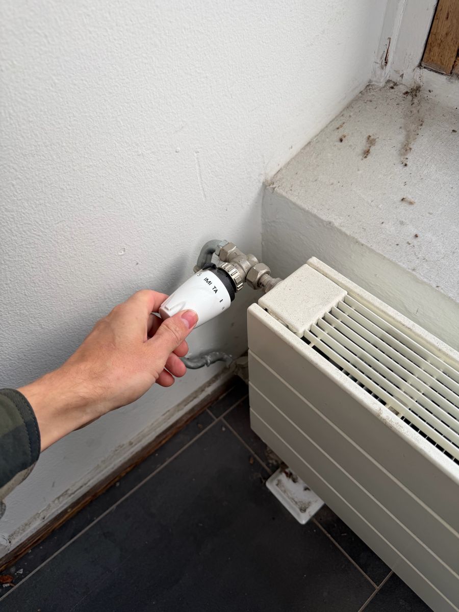 Termostaatin asentaminen takaisin patterin venttiiliin